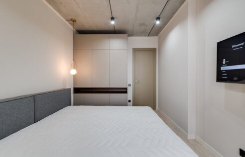 Ściana TV z ukrytymi przewodami: projekt, montaż, akustyka i oświetlenie krok po kroku