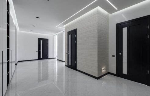 Drzwi przesuwne w mieszkaniu: systemy, montaż, ceny i błędy, których uniknąć