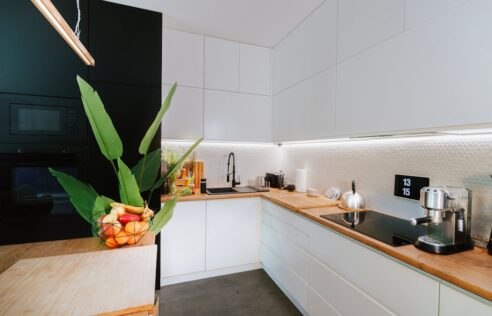 Oświetlenie blatu kuchennego LED: profile, zasilacze, montaż i błędy, których uniknąć