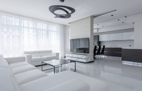 Karnisze sufitowe i rolety rzymskie: pomiar, montaż, tkaniny, koszty i błędy, których uniknąć