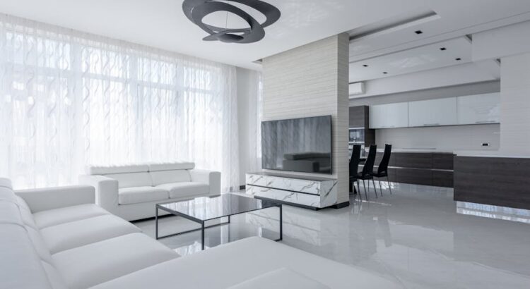 Karnisze sufitowe i rolety rzymskie: pomiar, montaż, tkaniny, koszty i błędy, których uniknąć