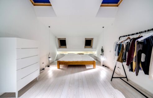 Zabudowa pod skosem na poddaszu: szafy, biurka i regały - pomiary, systemy, montaż i koszty