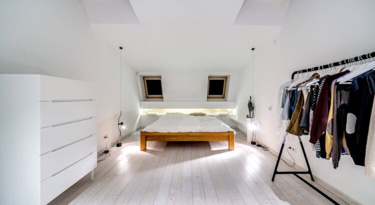 Zabudowa pod skosem na poddaszu: szafy, biurka i regały - pomiary, systemy, montaż i koszty