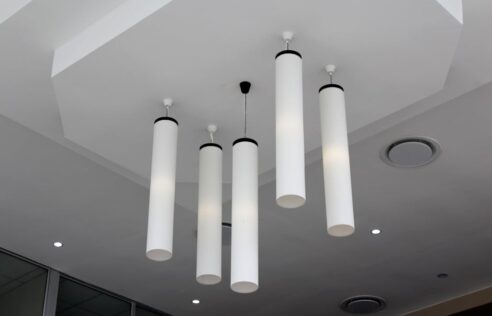 Sufit podwieszany w mieszkaniu: systemy, montaż, oświetlenie, akustyka i koszty krok po kroku