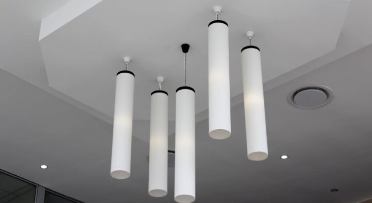 Sufit podwieszany w mieszkaniu: systemy, montaż, oświetlenie, akustyka i koszty krok po kroku