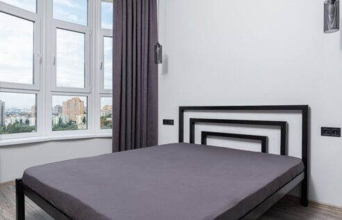 Listwy przypodłogowe: rodzaje, montaż, prowadzenie kabli i koszty krok po kroku