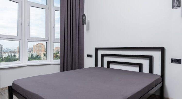 Listwy przypodłogowe: rodzaje, montaż, prowadzenie kabli i koszty krok po kroku