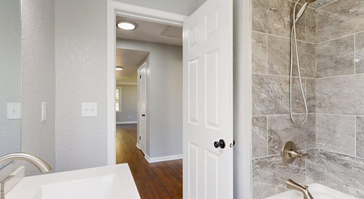 Elektryczne ogrzewanie podłogowe w mieszkaniu: maty, folie, montaż i koszty krok po kroku