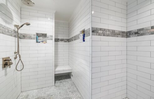 Hydroizolacja łazienki w mieszkaniu: folie w plynie, maty, odpływy i koszty krok po kroku