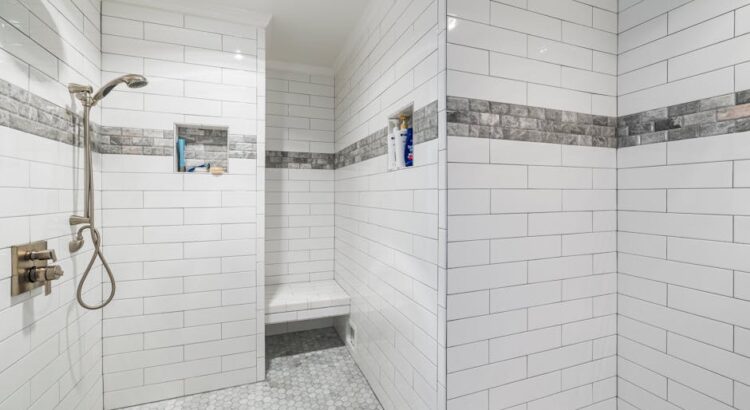 Hydroizolacja łazienki w mieszkaniu: folie w plynie, maty, odpływy i koszty krok po kroku