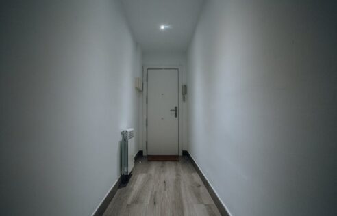 Drzwi wewnętrzne z ościeżnicą regulowaną: pomiar, montaż, akustyka i koszty krok po kroku