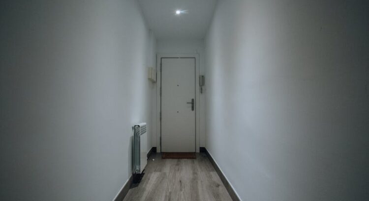 Drzwi wewnętrzne z ościeżnicą regulowaną: pomiar, montaż, akustyka i koszty krok po kroku