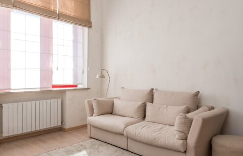 Podłoga korkowa w mieszkaniu: rodzaje, montaż, wykończenie i koszty krok po kroku