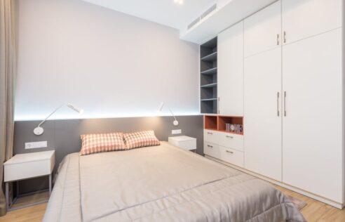 Szafa przesuwna we wnęce: pomiar, projekt, prowadnice, montaż i koszty krok po kroku