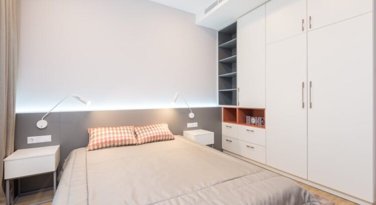 Szafa przesuwna we wnęce: pomiar, projekt, prowadnice, montaż i koszty krok po kroku