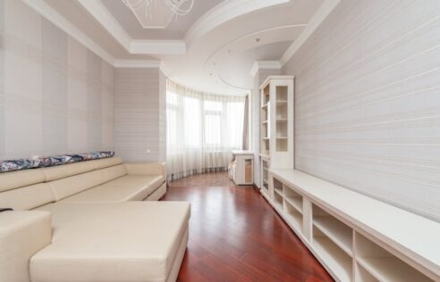 Sufit napinany w mieszkaniu: rodzaje, montaż, oświetlenie i koszty krok po kroku