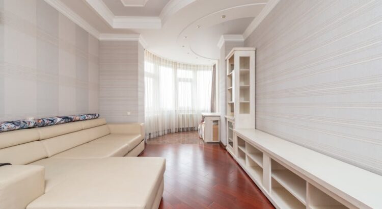 Sufit napinany w mieszkaniu: rodzaje, montaż, oświetlenie i koszty krok po kroku