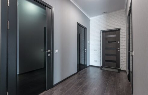 Drzwi wejściowe do mieszkania w bloku: wybór, montaż, akustyka i koszty krok po kroku